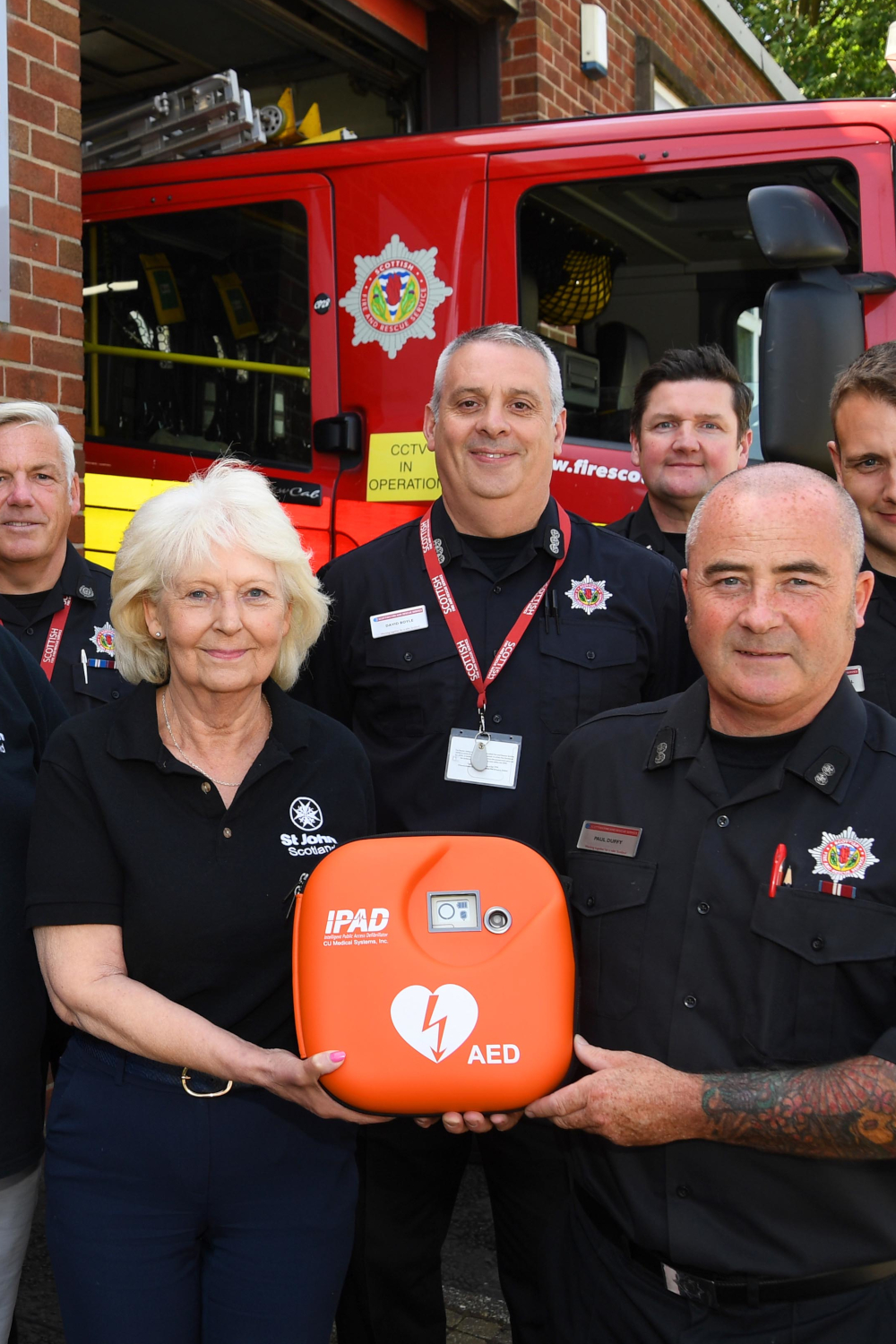 Photo of volunteers with a defibrillator 
