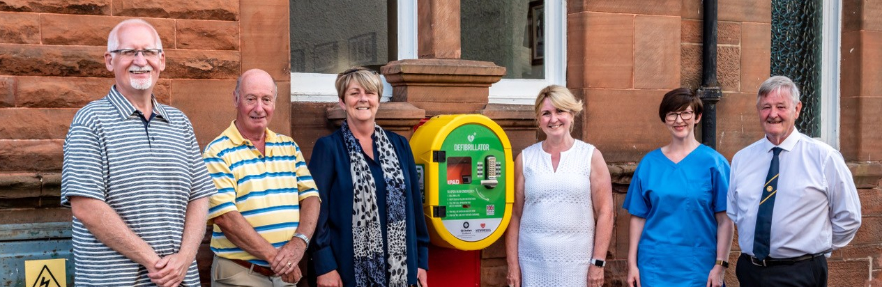 Photo of volunteers with a defibrillator 